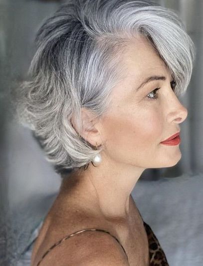 Cheveux gris court 2022