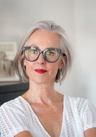 Coupe de cheveux court femme 60 ans avec lunettes 2022