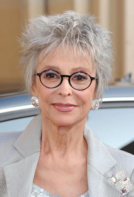 Coupe de cheveux court femme 60 ans avec lunettes 2022