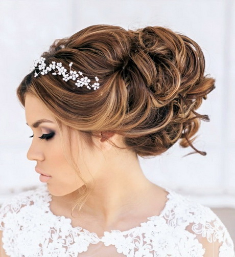 Chignon cheveux frisés mariage