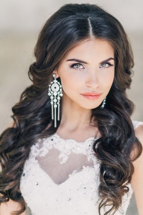 Coiffure de mariage cheveux bouclés