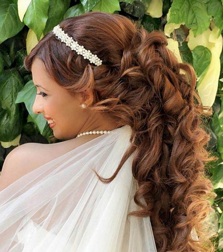 Coiffure de mariage cheveux bouclés