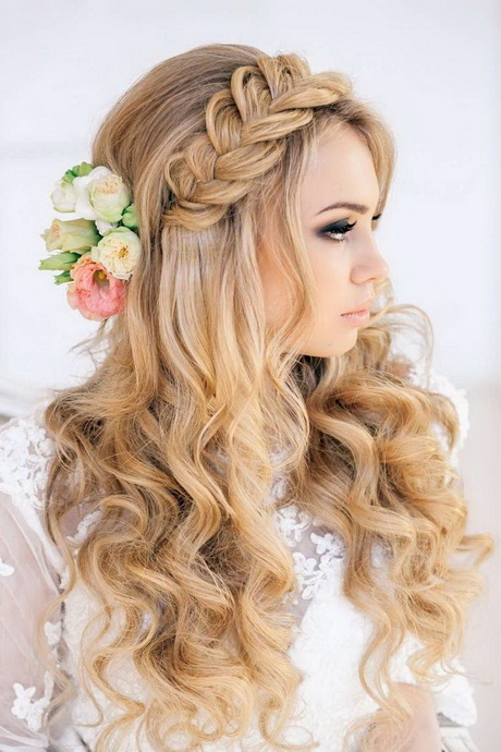 Coiffure de mariage cheveux bouclés