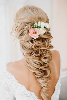 Coiffure de mariage cheveux bouclés