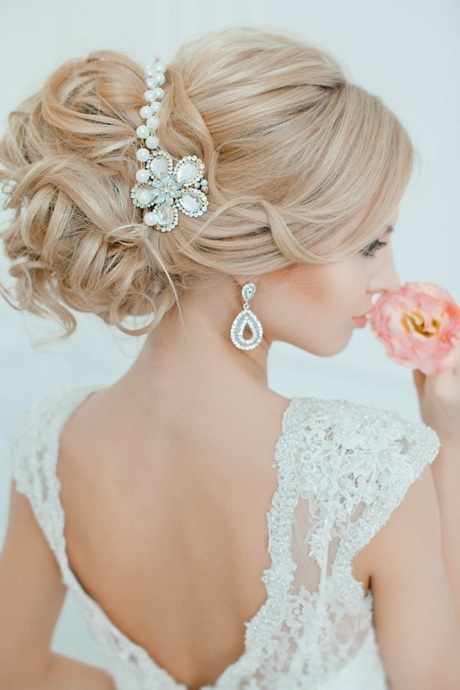 Coiffure de mariage cheveux long chignon