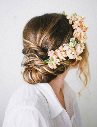 Coiffure mariage avec fleur