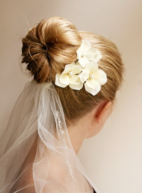 Coiffure mariage avec fleurs naturelles