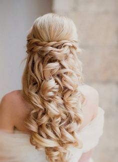 Coiffure mariée cheveux long bouclés