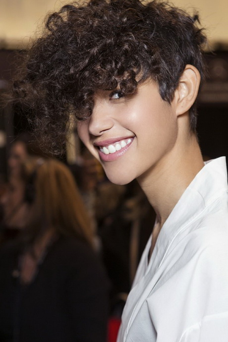 Coupe cheveux court bouclé femme