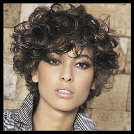 Coupe cheveux courts ondulés femme