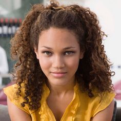 Idée coiffure cheveux bouclés