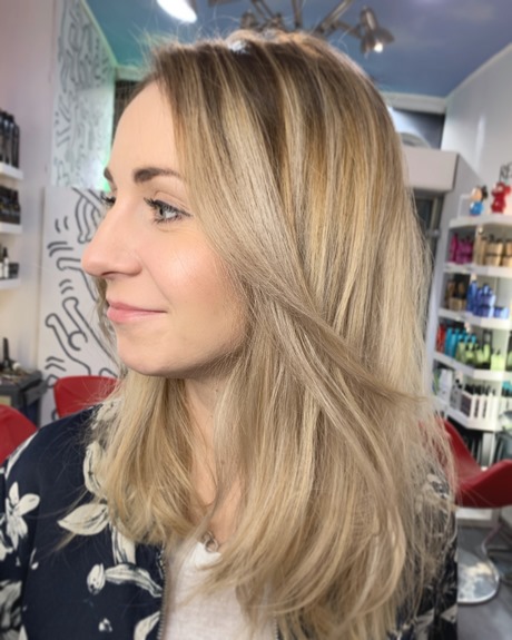 Balayage blond carré plongeant