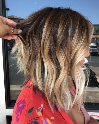 Balayage blond carré plongeant