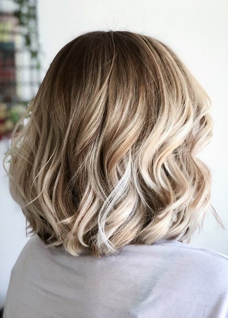 Blond californien cheveux courts