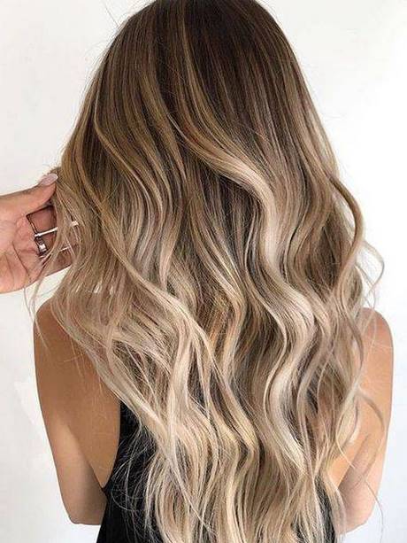 Blond californien cheveux courts