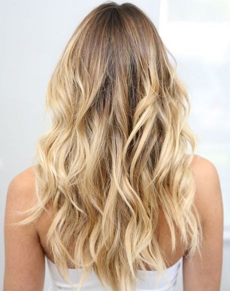 Blond californien cheveux courts