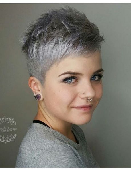 Cheveux court gris femme