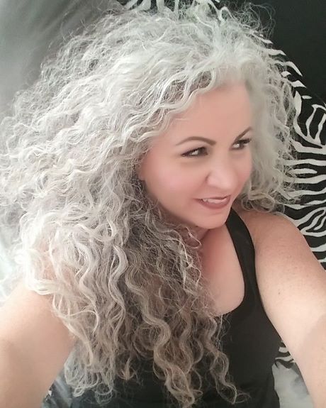Cheveux gris long femme