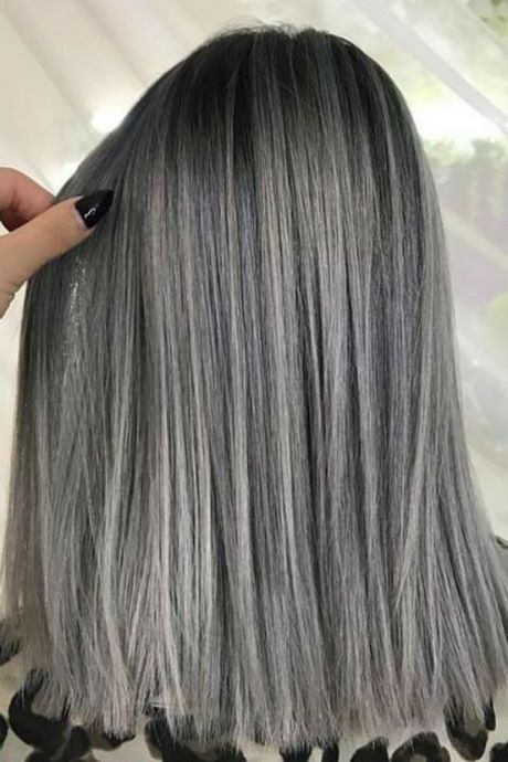 Cheveux gris long femme