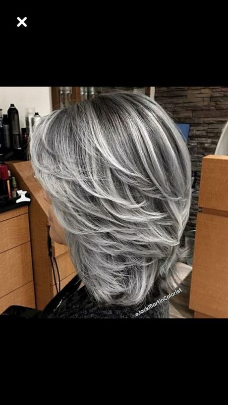 Cheveux gris long femme