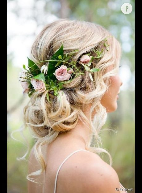 Coiffure avec couronne de fleurs cheveux mi long