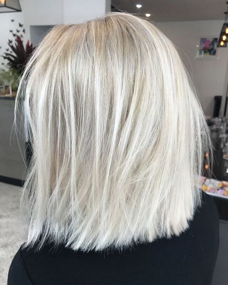 Coiffure courte blonde 50 ans