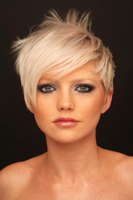 Coiffure femme courte blonde