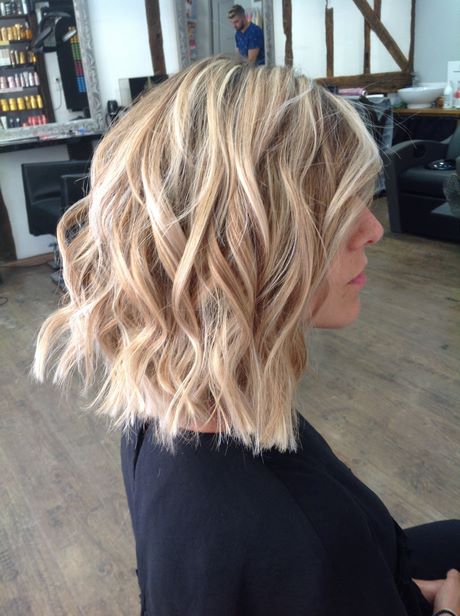 Coupe carre meche blonde