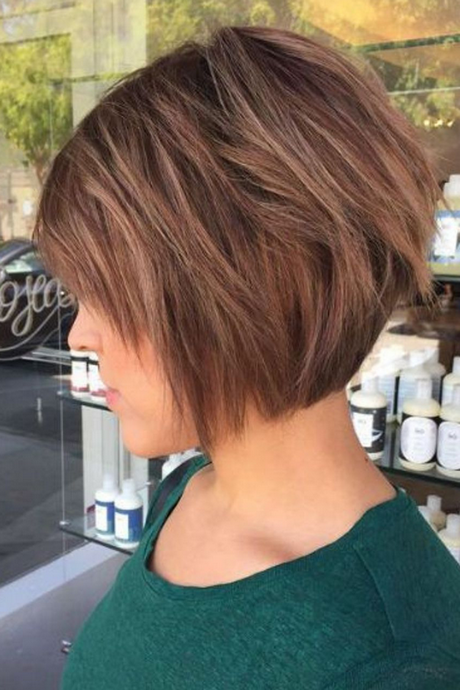 Coupe carre plongeant courte pour femme