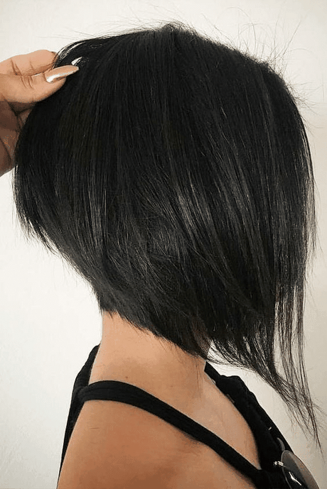 Coupe carre plongeant courte pour femme