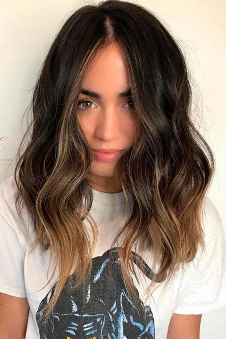 Coupe cheveux aux epaules femme