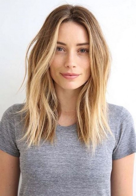 Coupe cheveux lisse mi long