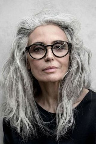 Coupe cheveux mi long gris femme 50 ans