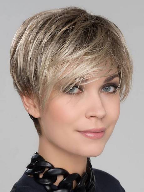 Coupe courte avec frange asymétrique