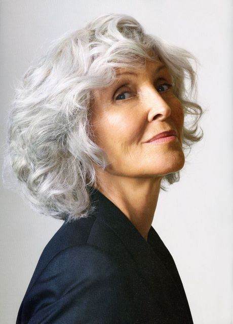 Coupe courte cheveux blancs femme 60 ans