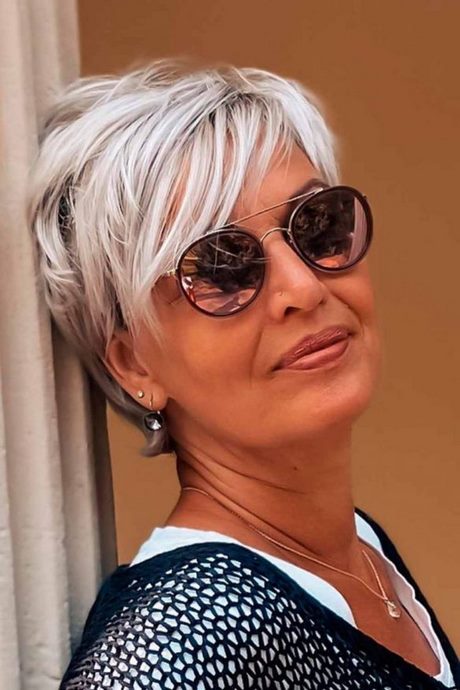 Coupe courte femme 50 ans cheveux gris