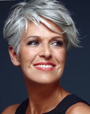 Coupe courte femme 50 ans cheveux gris