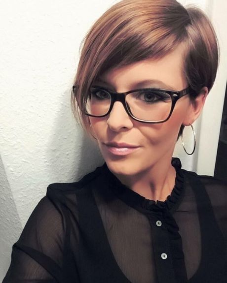 Coupe courte femme avec lunettes