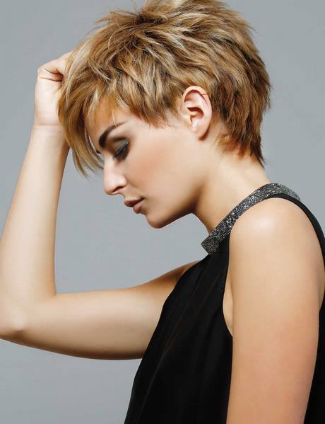 Coupe courte femme chatain clair
