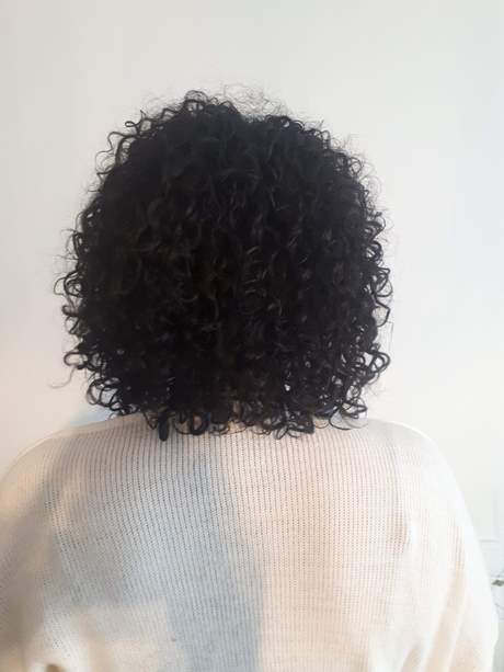 Coupe de cheveux carré frisé