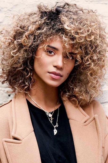 Coupe de cheveux frisés femme 2020