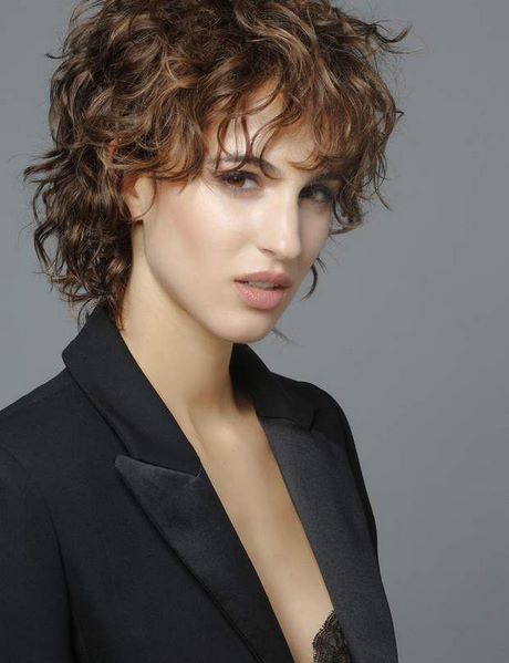 Coupe de cheveux frisés femme 2020