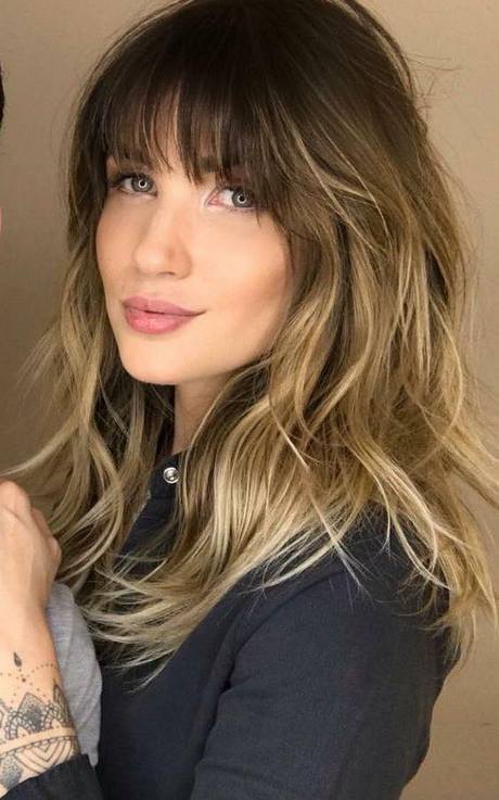 Coupe mi long femme avec frange