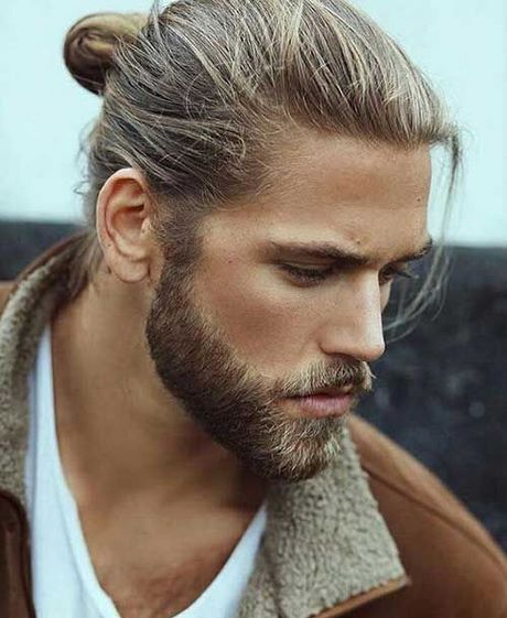 Homme blond cheveux long