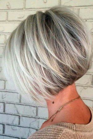 Carre court cheveux blancs