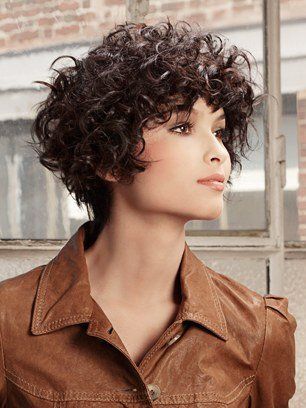 Cheveux courts frisés femme 50 ans