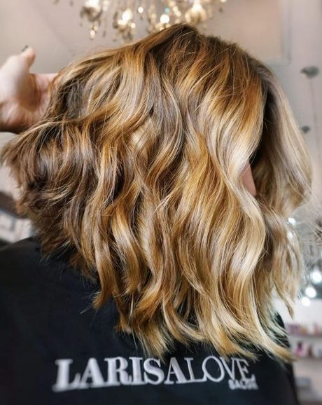 Coiffure cheveux blond mi long