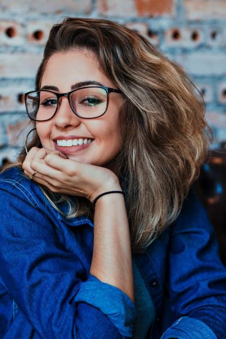 Coiffure femme 60 ans avec lunettes visage rond