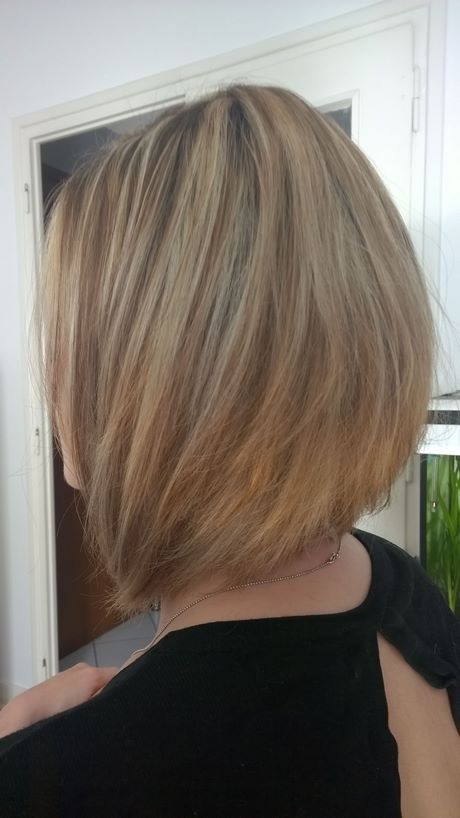 Coupe carré plongeant meche blonde