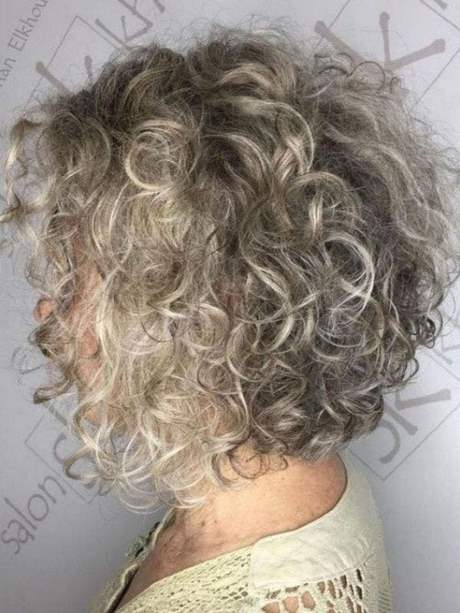 Coupe cheveux frisés mi long femme